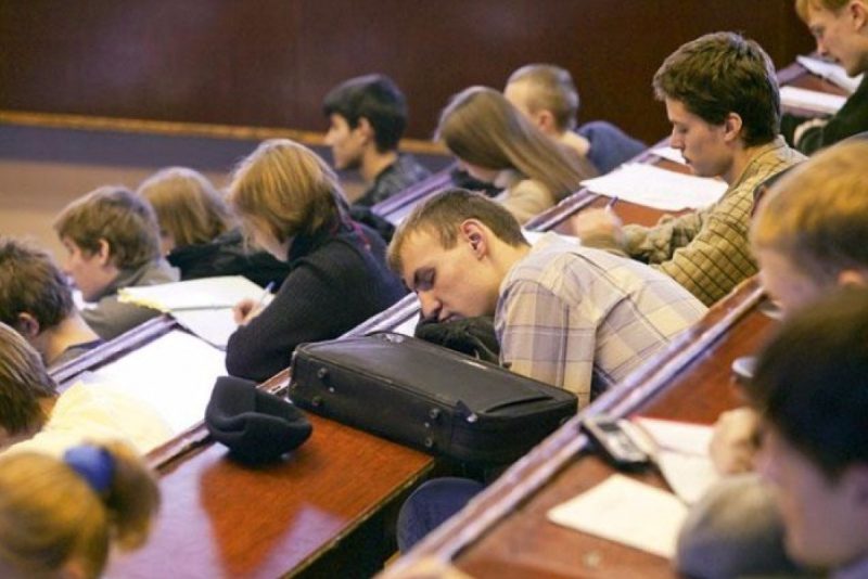 Диплом про вищу освіту більше не гарантує успіху на ринку праці
