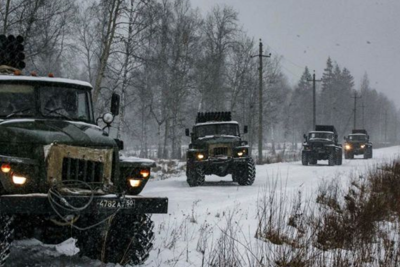 Через Маріуполь до Бердянська окупанти перекидають колони військової техніки