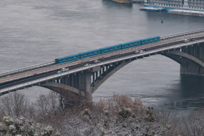 Міст Метро в Києві в аварійному стані- чи можуть його закрити?