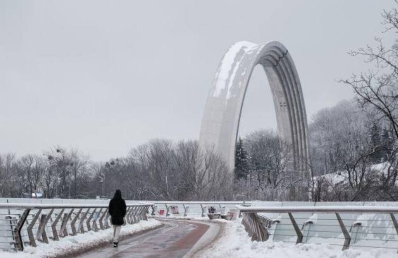 Погода в Україні на завтра: повітря прогріється до +10, на заході сильний вітер