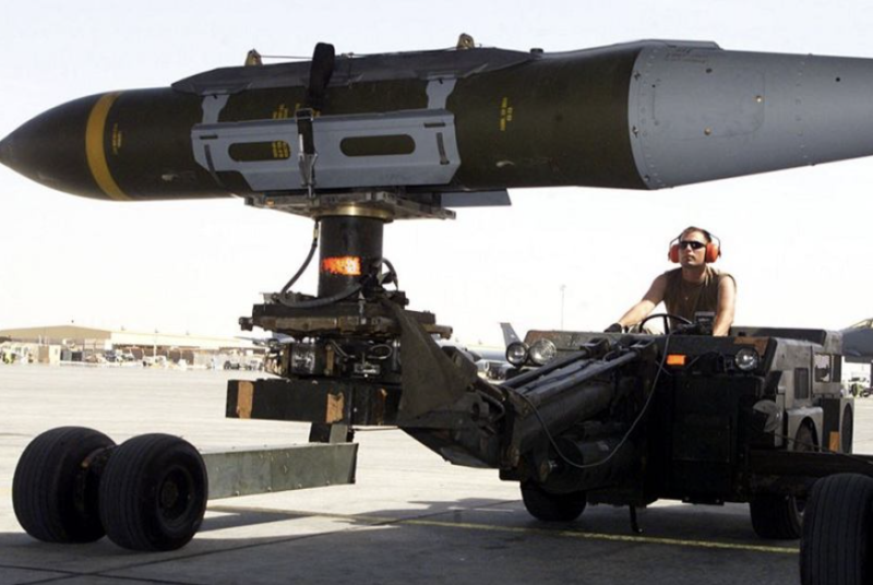 Немає навіть на озброєнні в США: Пентагон передасть Україні нову суперточну бомбу