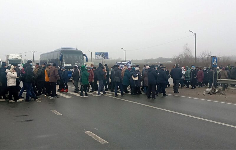 На Закарпатті люди перекрили дороги в районі Мукачева через масову мобілізацію в регіоні