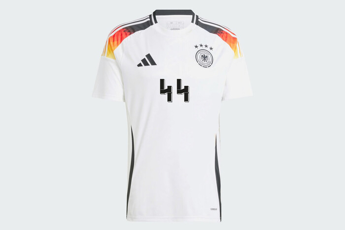 На футболках національної збірної Німеччини з номером 44 побачили емблему нацистських загонів СС