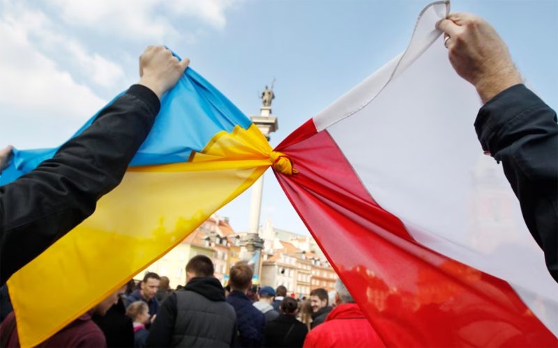 Польща може обмежити допомогу на дітей для біженців
