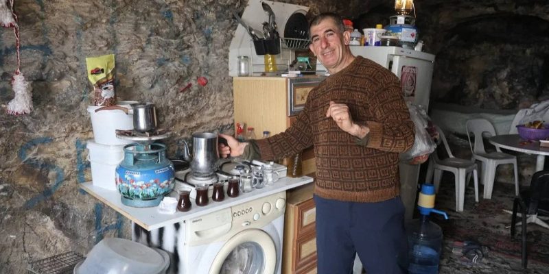 Чоловік живе в печері після стихійного лиха