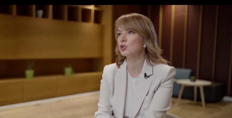 Голова Слуги народу Олена Шуляк з’явилася у відео про зруйноване житло українців у сережках за 200 тис. грн