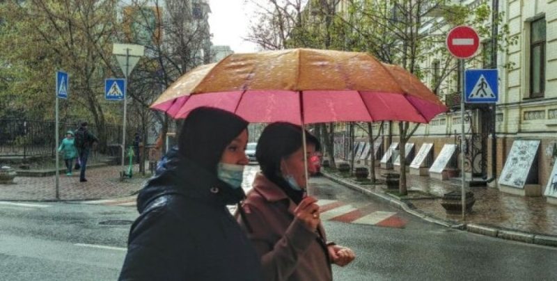 Завтра в Україні – дощі на заході, спека на півдні та південному сході