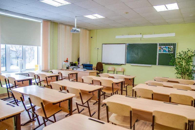 Школи в Україні зможуть працювати до 12 годин без електрики