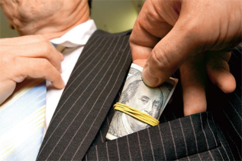 Співробітники Департаменту боротьби з наркозлочинністю Торгало і Вербовський організували злочинну схему з обшуками