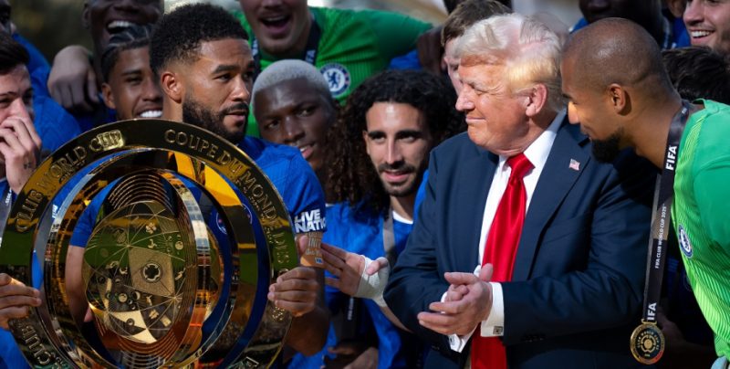 “Що він робить?” — Трамп здивував “Челсі”, залишившись на сцені з трофеєм