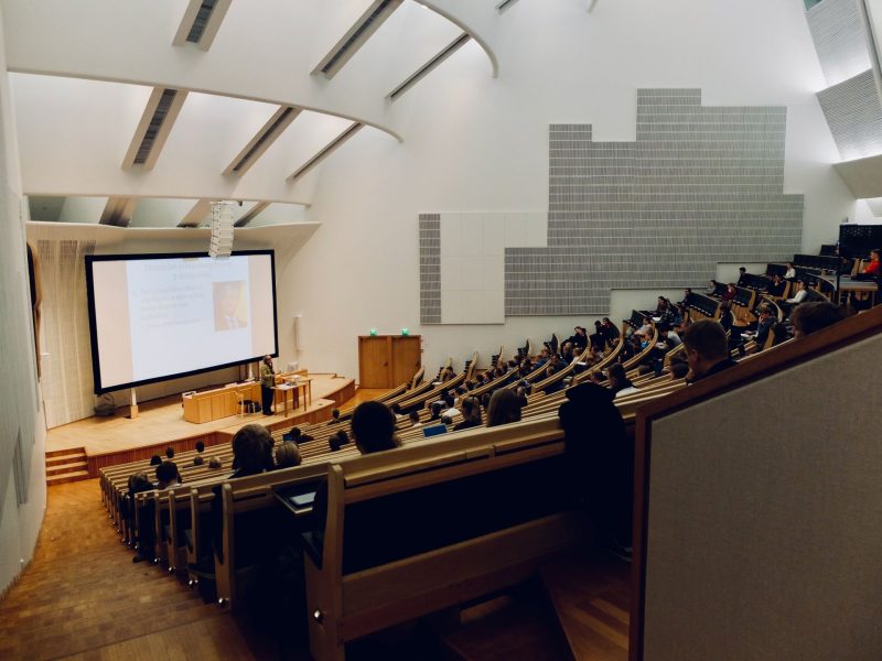 Студенти обирають гуманітарні науки а економіка потребує технічних фахівців