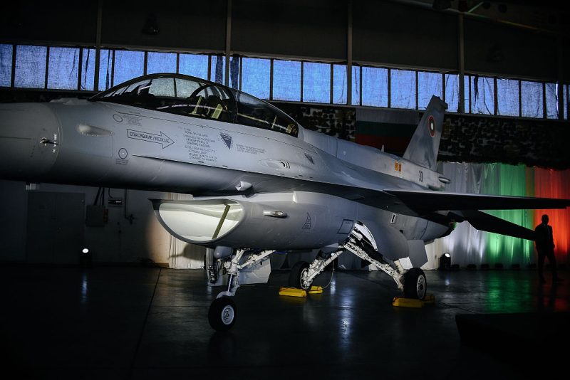 Перший F-16 для Болгарії виявився несправним, довелось викликати інженера з США Перший F-16 для Болгарії виявився несправним, довелось викликати інженера з США
