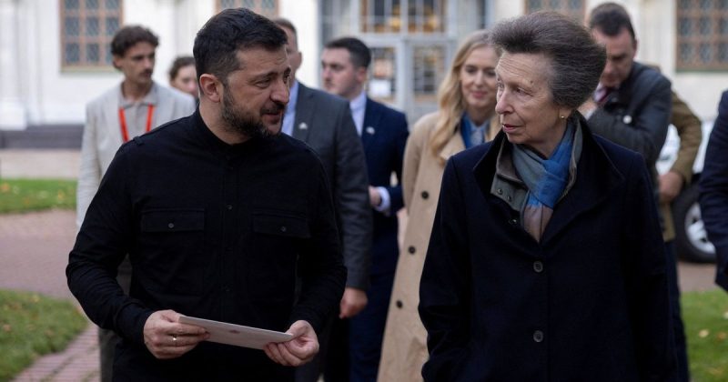Принцеса Анна вшанувала загиблих українських дітей і зустрілася з Зеленськими