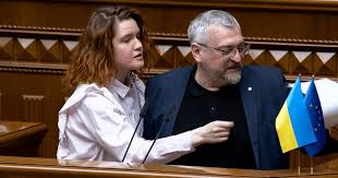 Суд зобов'язав Безуглу спростувати інформацію про Федієнка
