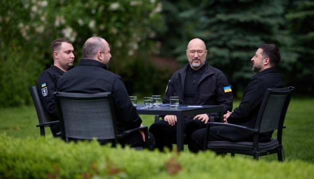Зеленський обговорив на нараді питання ППО, дронів, обмінів та нових переговорів